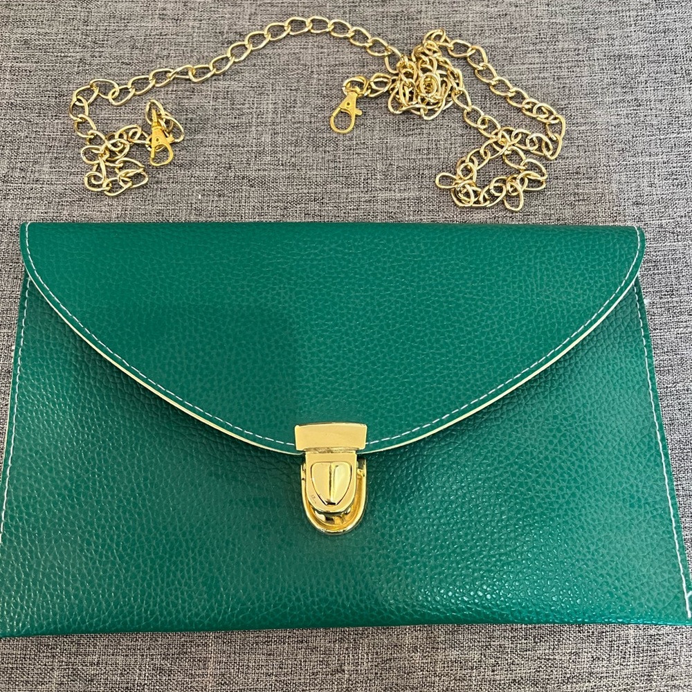 Green clutch with detachable chain